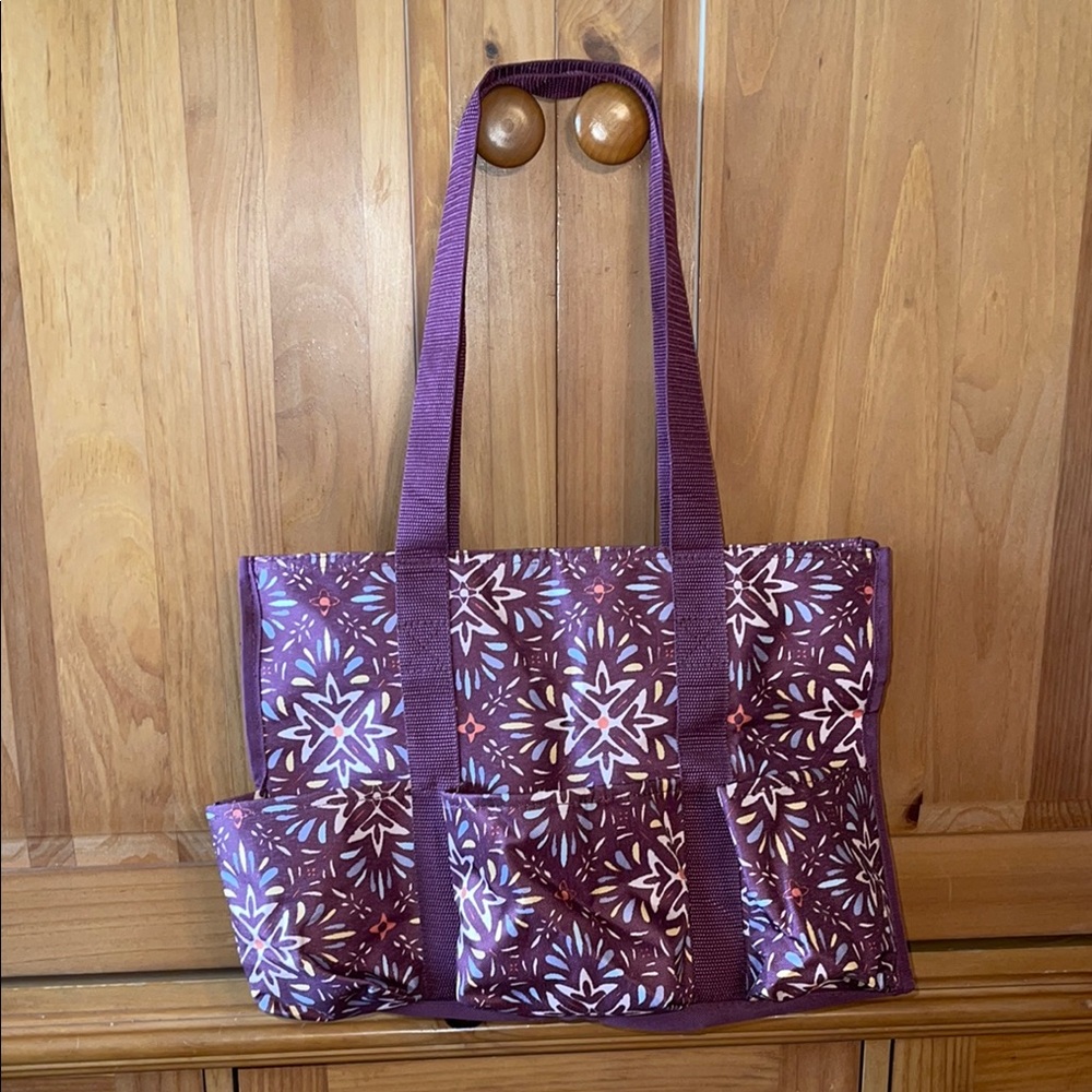 Thirty-One Patterned Tote/Beach/Diaper Bag with multiple pockets and zipper.